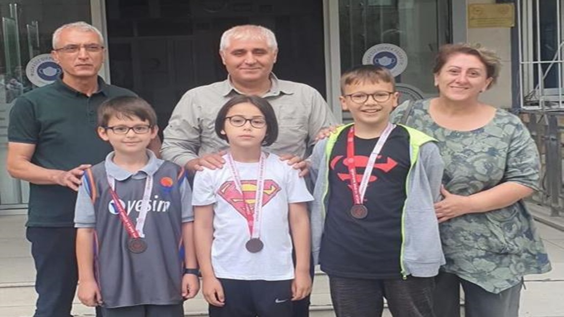Öğrencilerimizin de yer aldığı Yeşim spor Minik basketbol takımı Bursa 3. oldu.